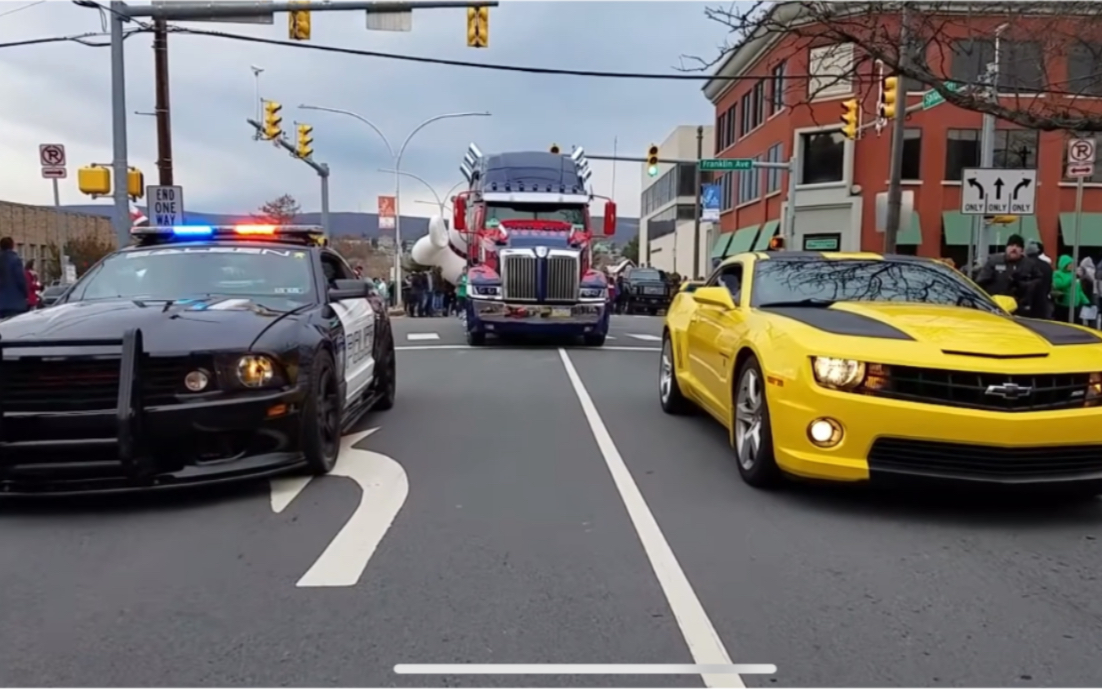 擎天柱和大黄蜂,路障上街游行