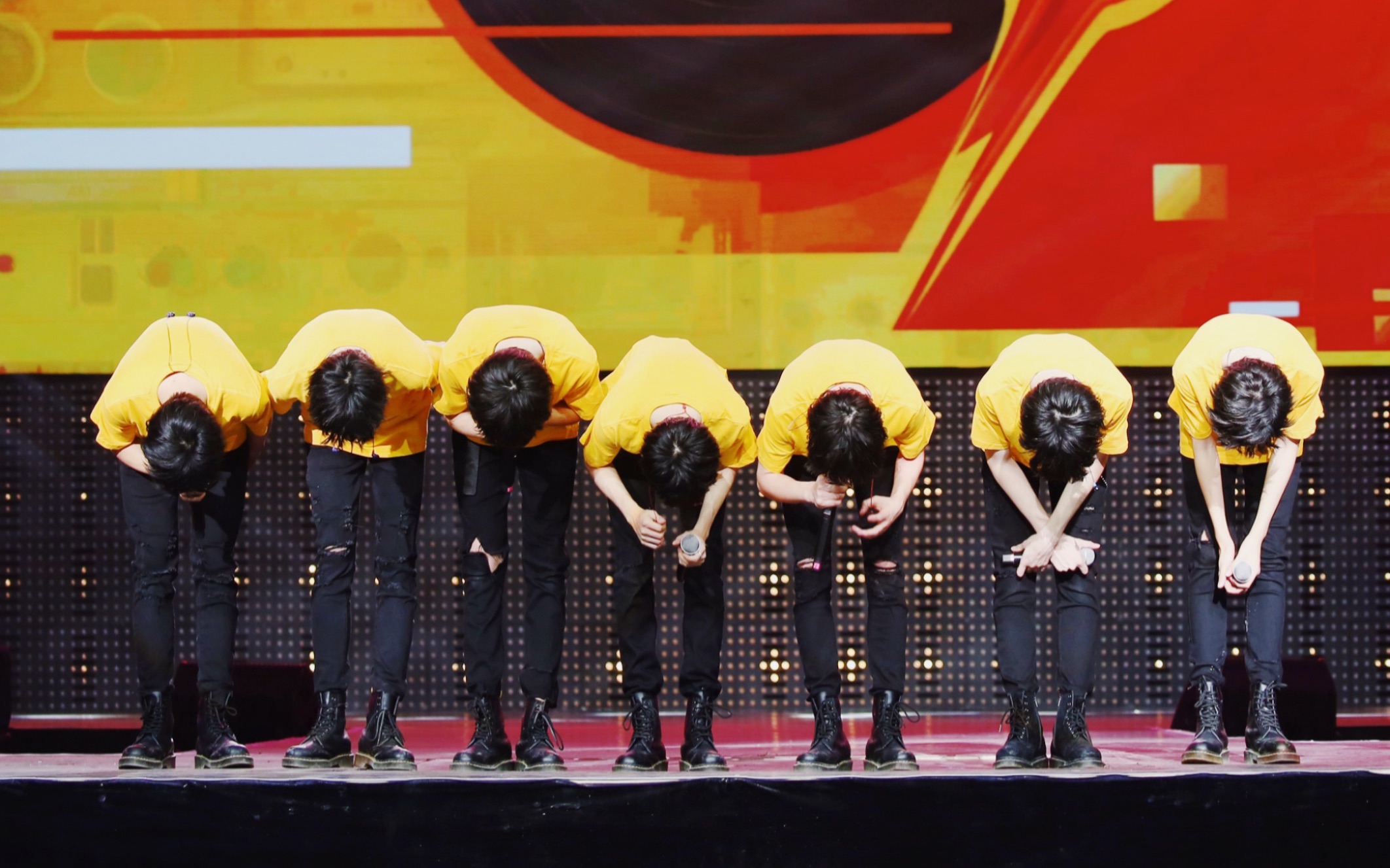 时代少年团成团夜舞台纯享版成团一周年快乐