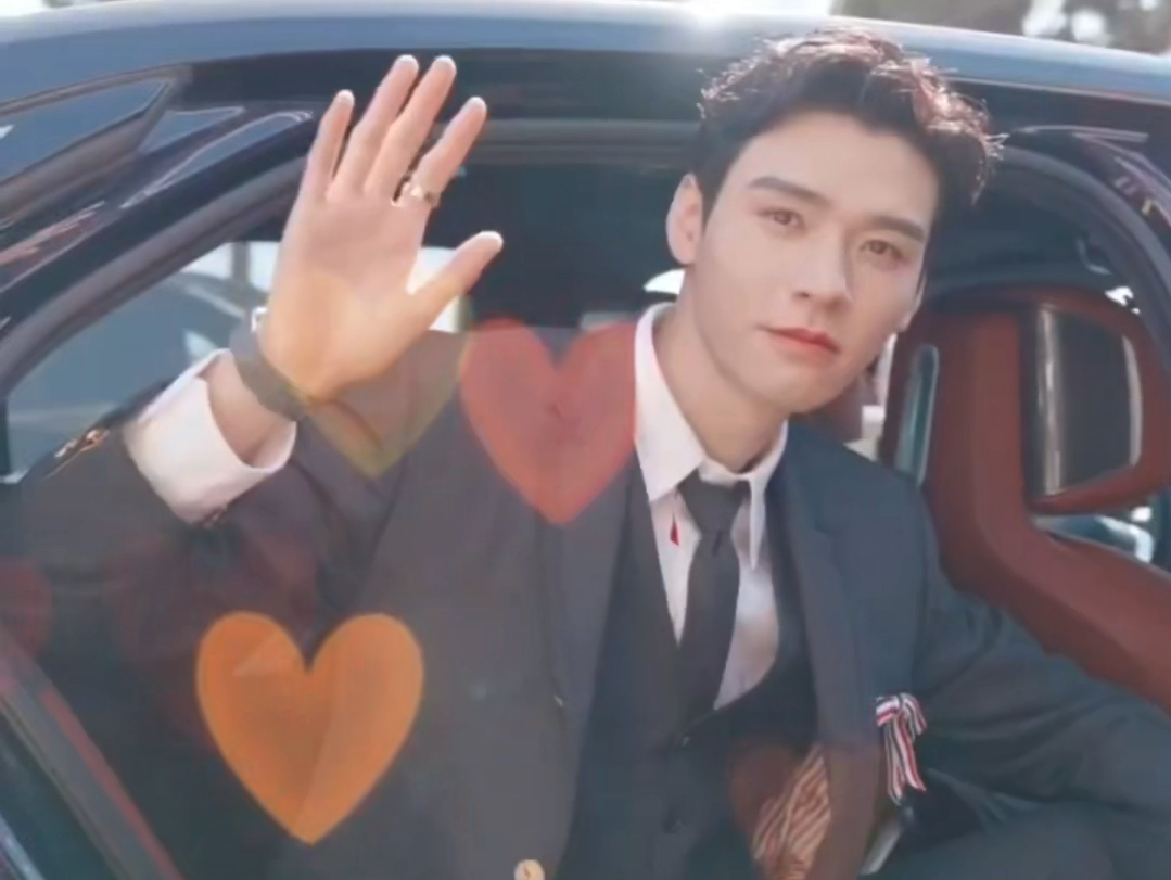 新郎龚俊抵达戛纳结婚现场!