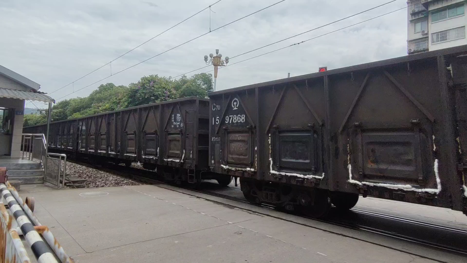 hxd1c6397牵引敞车通过三化道口