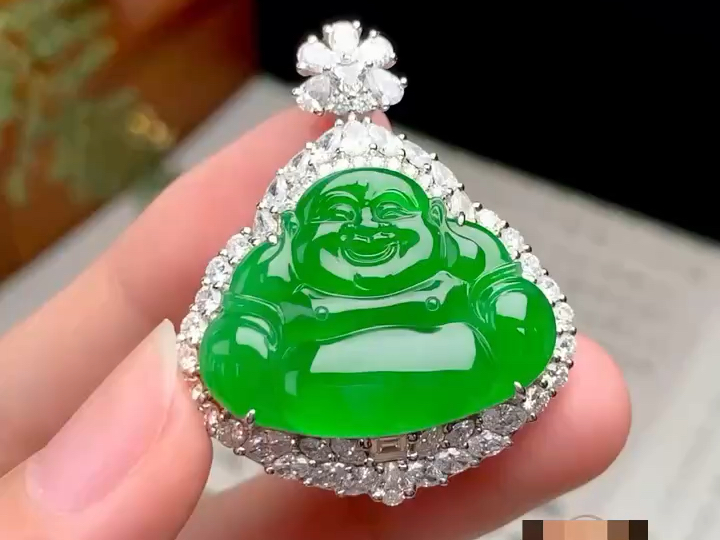 翡翠佛佩戴图片欣赏(翡翠佛吊坠怎么佩戴搭配) 第2张