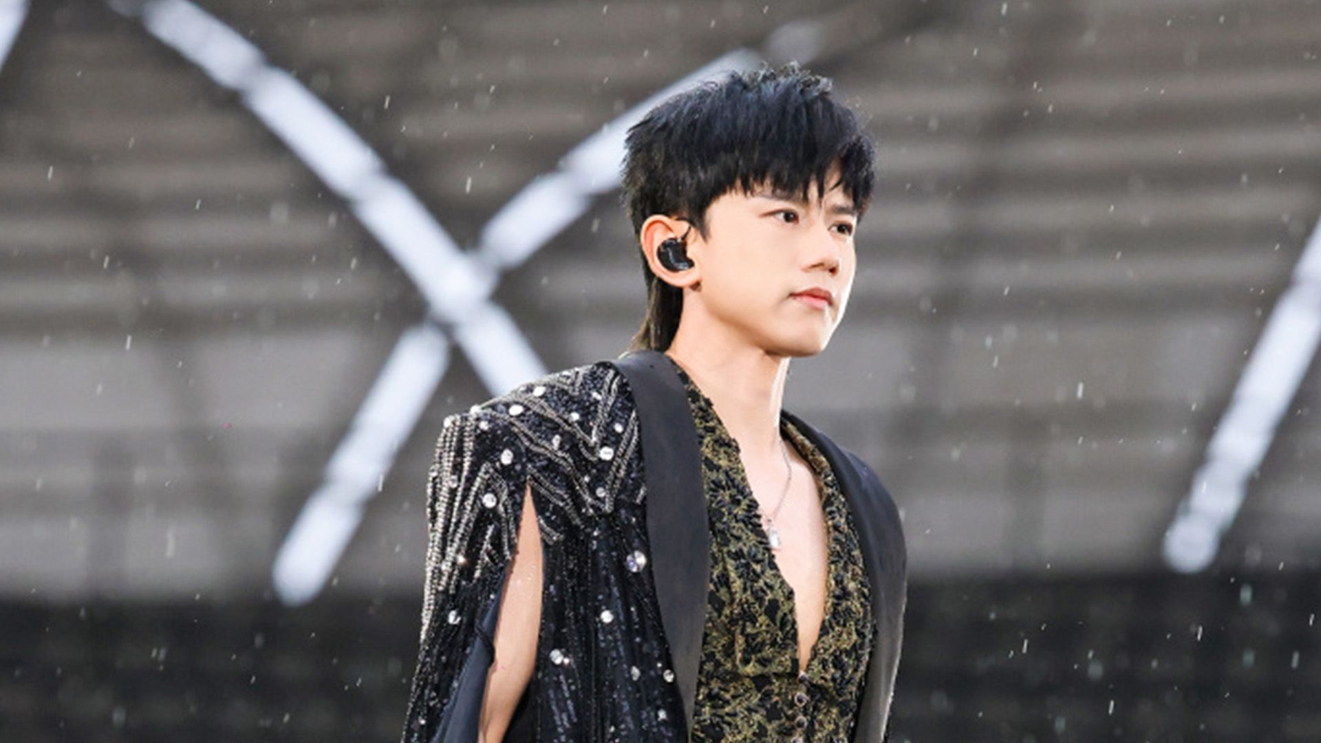 张杰北京演唱会开唱,在75米延伸台骑车,成为鸟巢骑车第一人