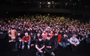 Video herunterladen: 【网上邻居official巡演】1.12 广州 前排高燃实拍 河南说唱之神 河北Ye MISTERK ksovii...