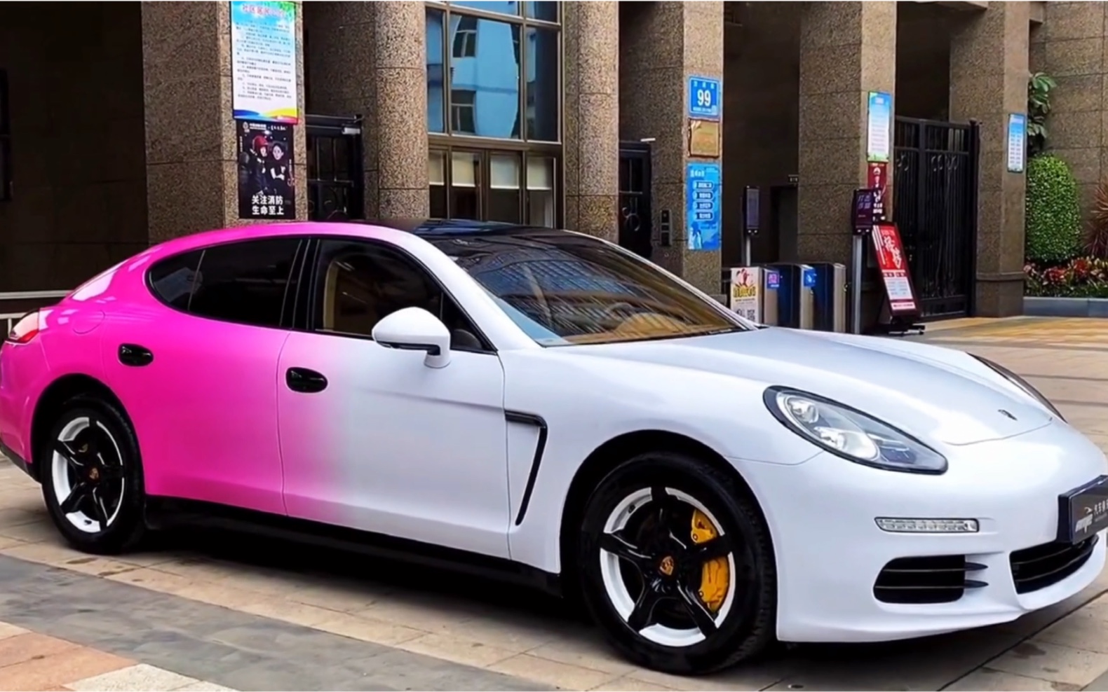 保时捷帕纳梅拉车身渐变改色贴膜,整体质感非常吸引人,极具个性