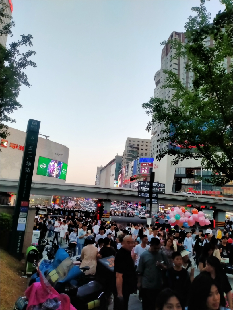 长沙市五一节五一大道路五一广场!人看人!车看车!