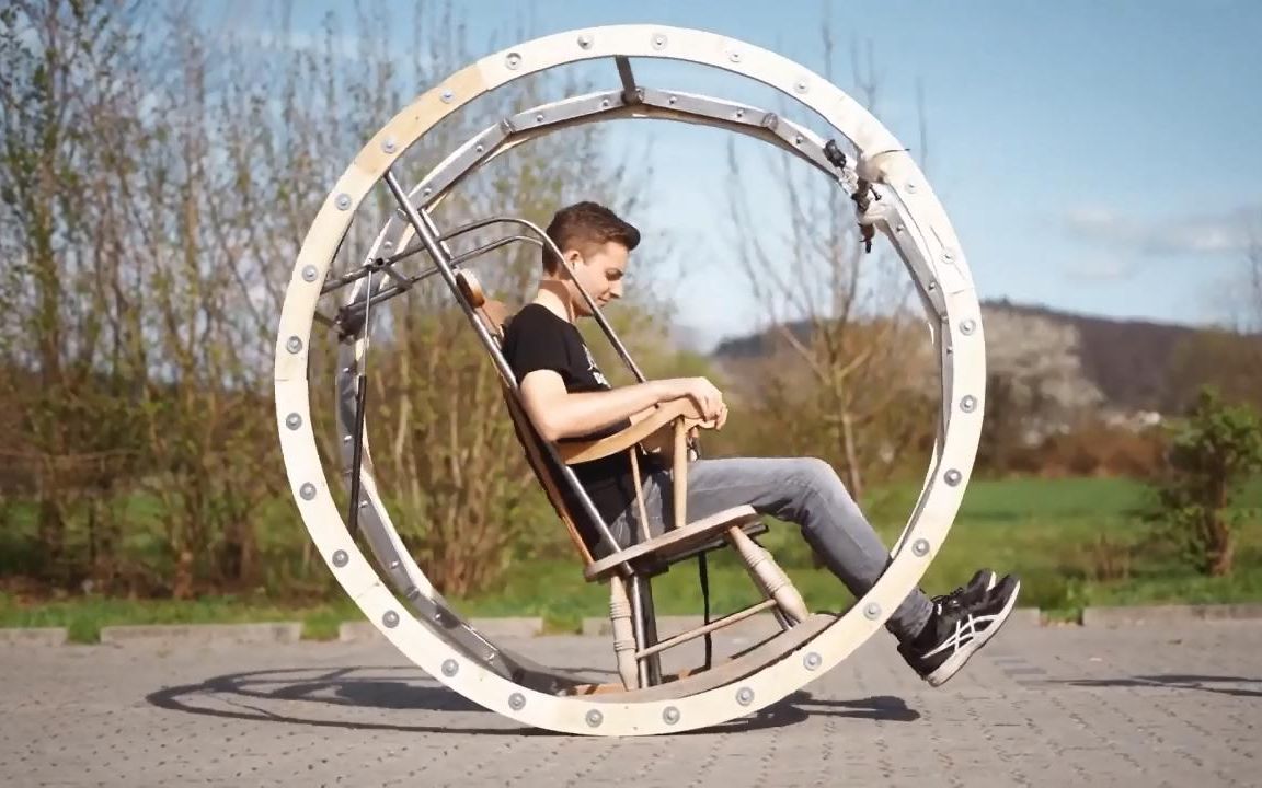 一个360度旋转的摇椅,老外真会玩!