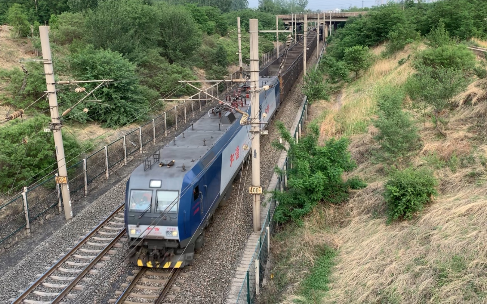 大秦铁路天津段 秦皇岛至大同方向 210节空载列车 hxd2电力机车 2台