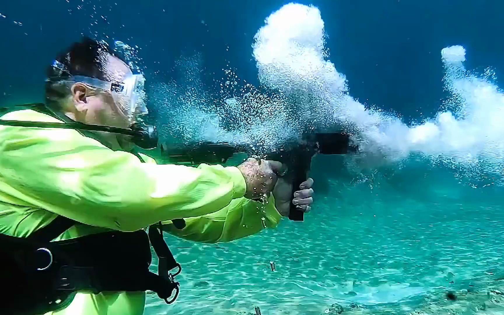 水下射击微冲的样子