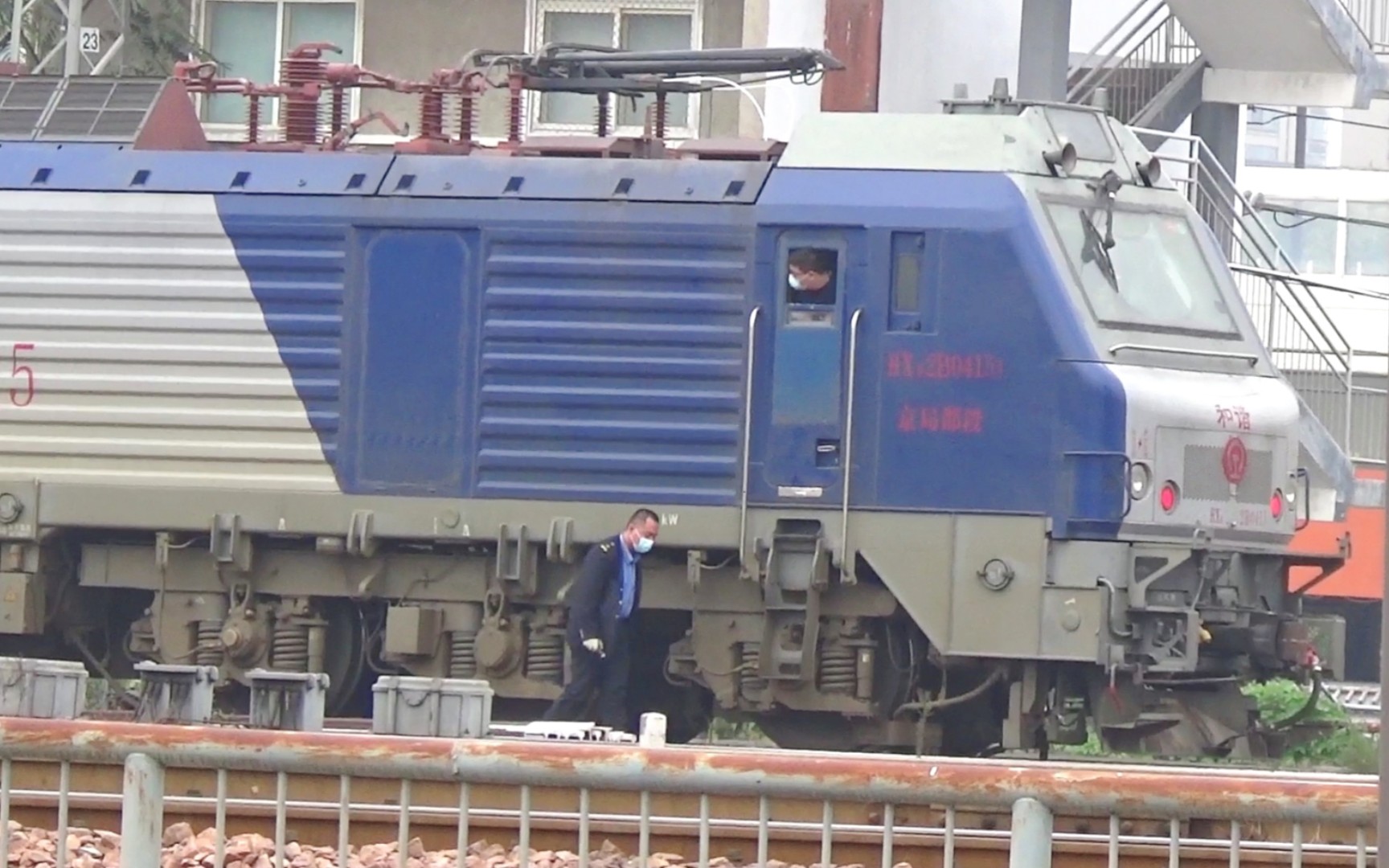 活动作品国铁郑州北站远观大车巡检京局邯段卷帘门hxd2b9