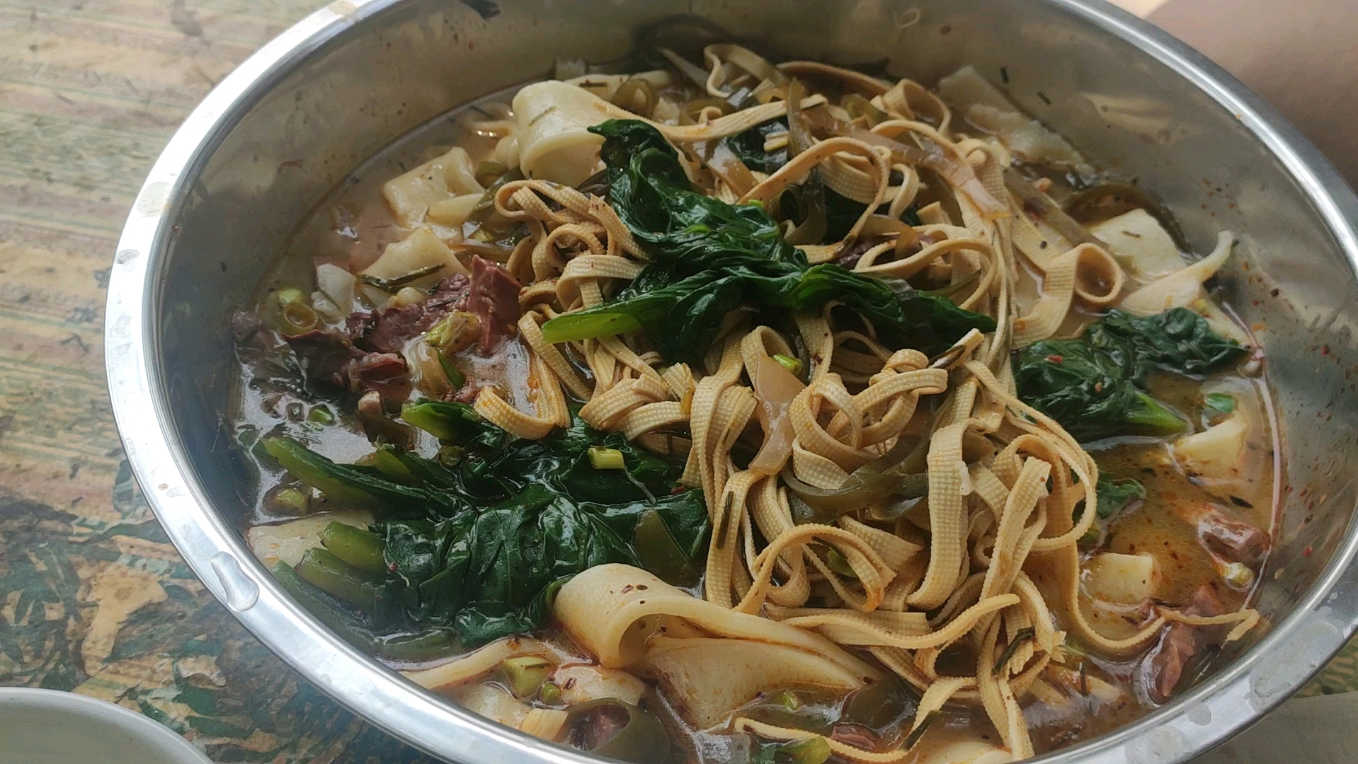 (230814午)美团四块多买的一斤牛杂,煮个汤下个烩面,老过瘾了,一大盆