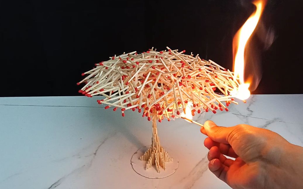 近1000根火柴做成的小树艺术造型,一把火烧掉是什么效果