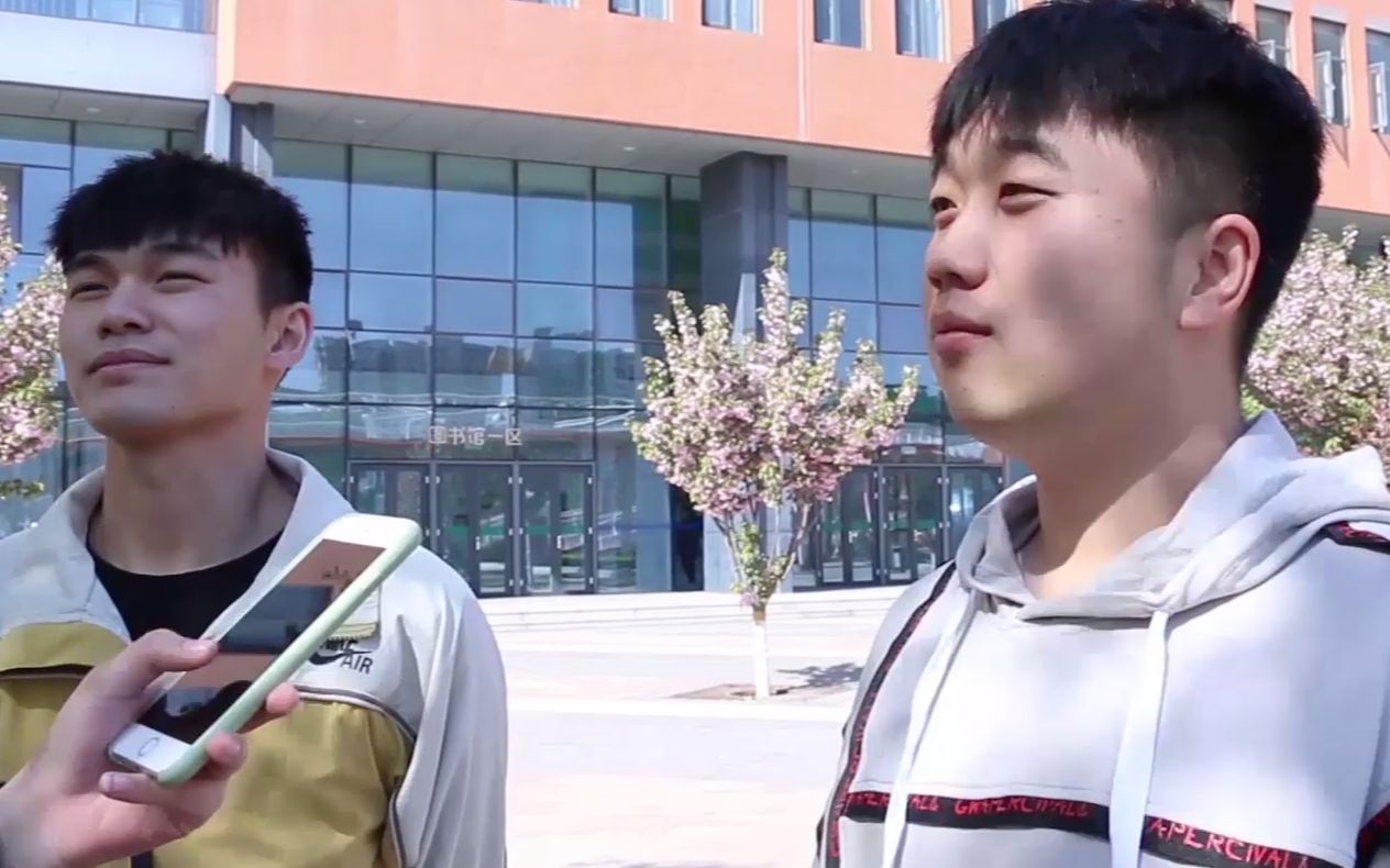 美女校园采访大学生对英语的看法竟遭遇同学神回复