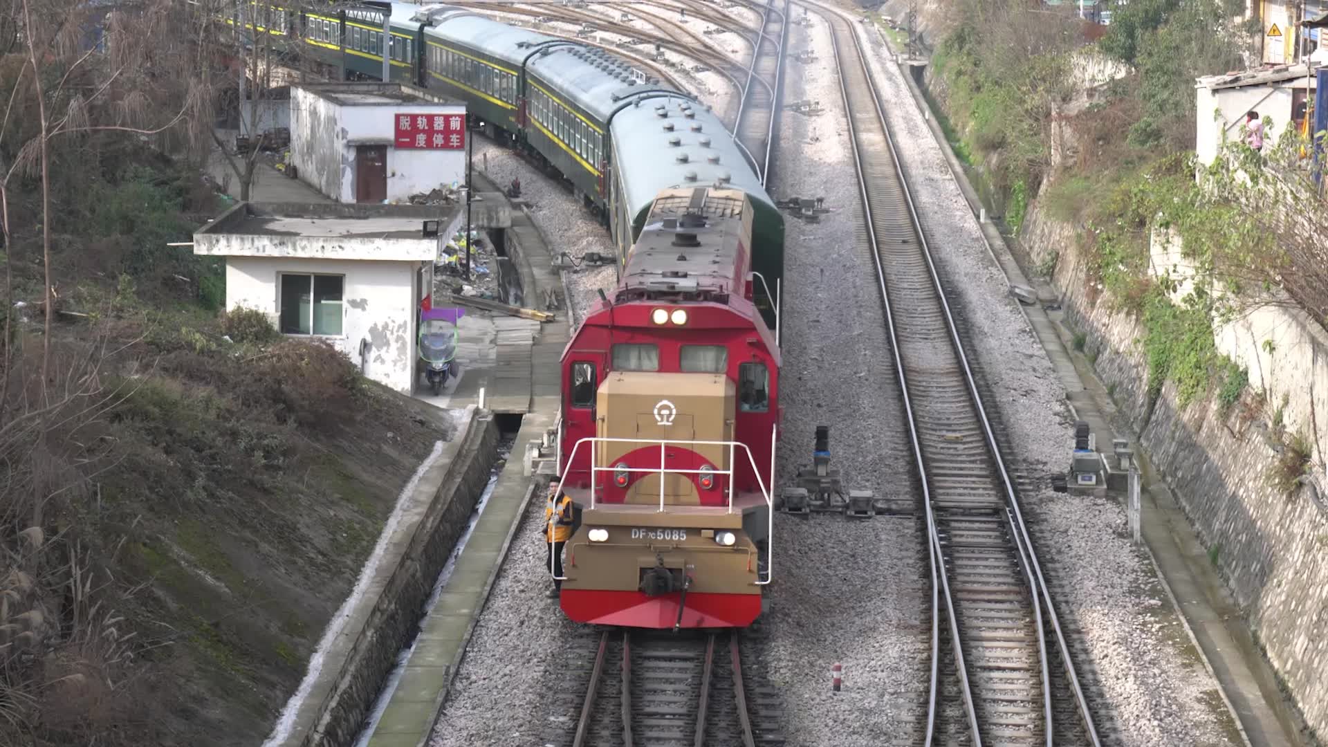 df7g5085牵引客列出站贵阳机务段