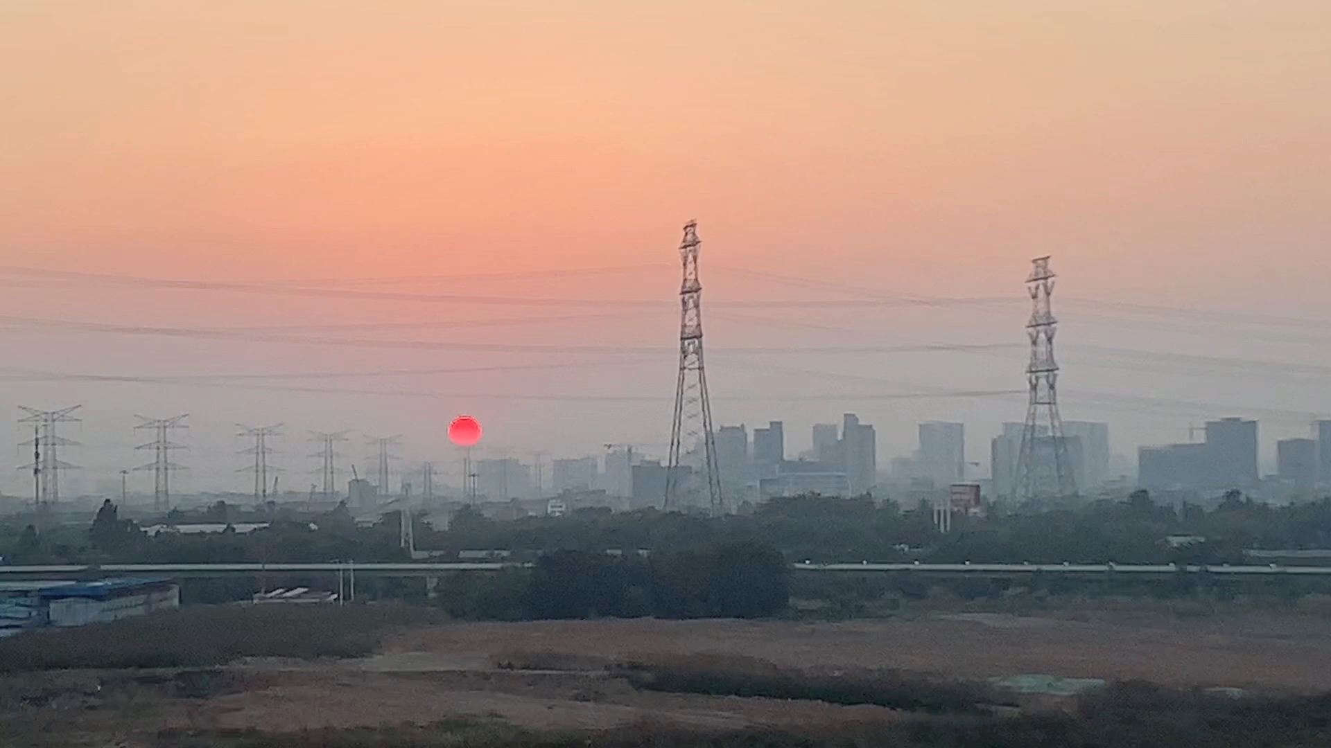 [图]在那天傍晚，我看到列车在落日下驶过，夏天的晚风吹散了很多烦恼……