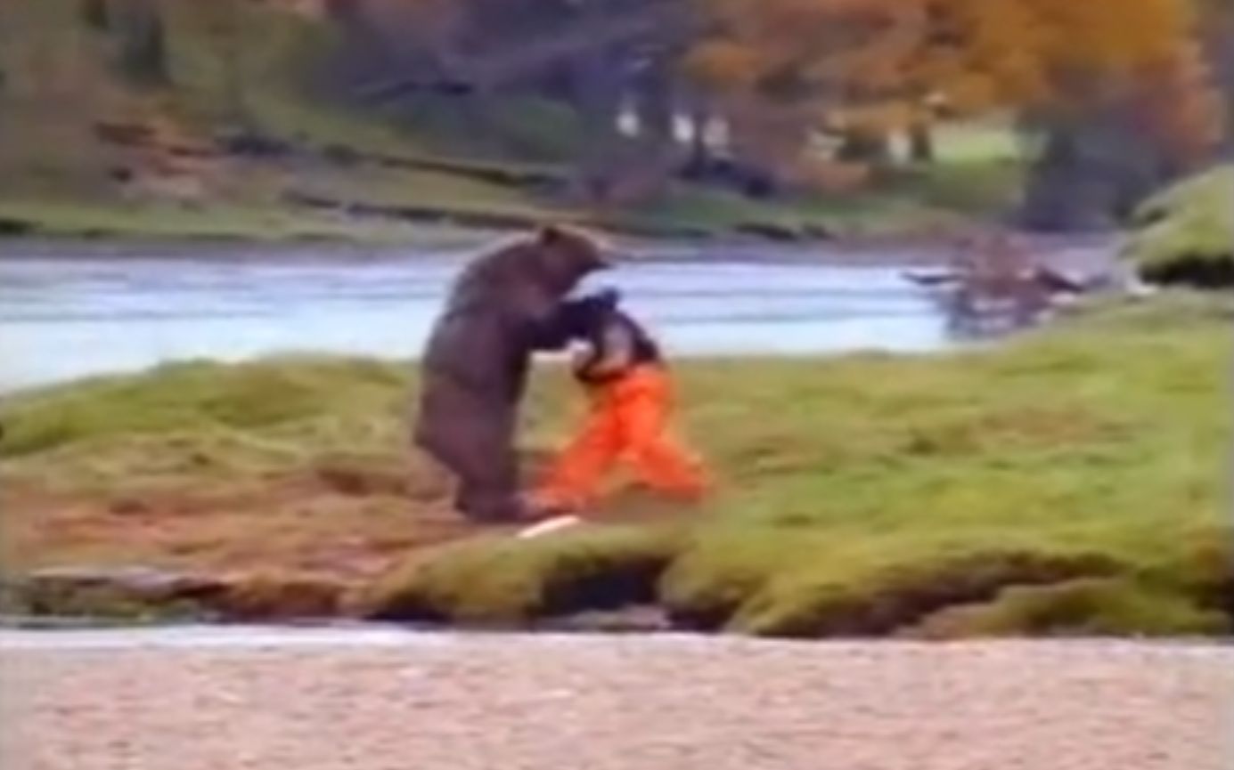 [图]暴走的斯拉夫人原视频 a man fighting over a fish with bear