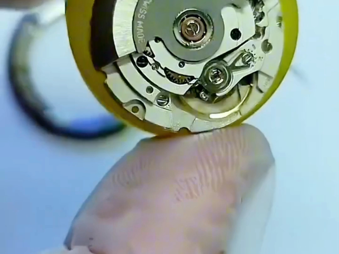 做一个有情怀的修表匠 #机械表#记录日常 #广州站西钟表城 #钟表师