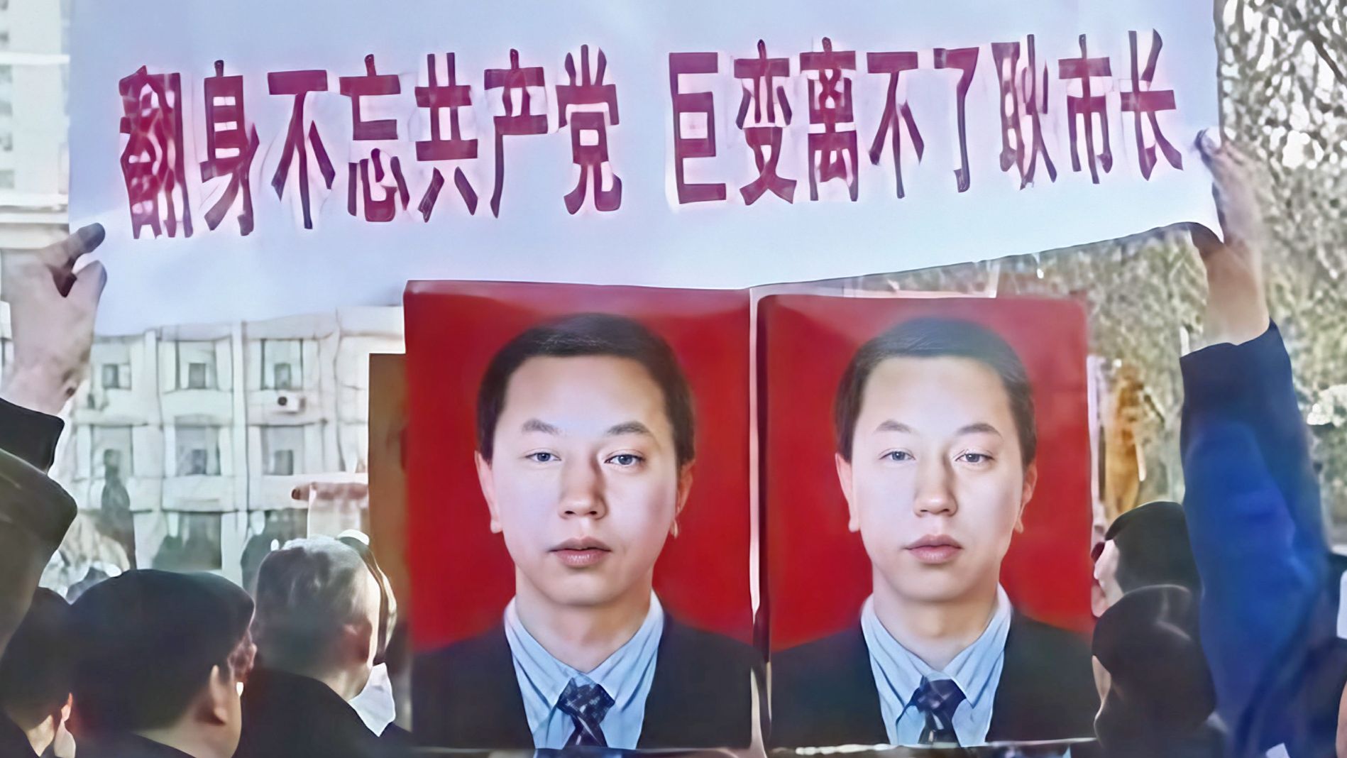 “当年骂的有多狠,现在抬的就有多高!”