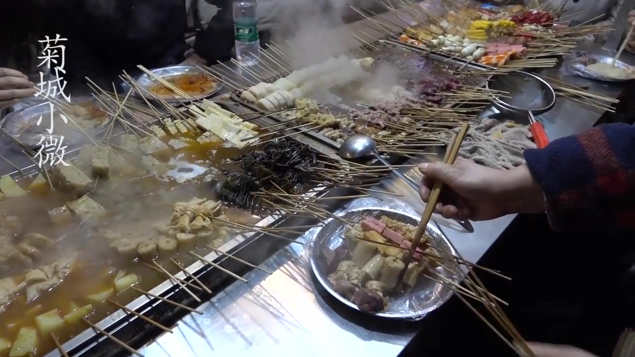 路边摊美食之麻辣串串,100种菜品全部1块一串,帅哥美女围着大锅吃哔哩哔哩bilibili