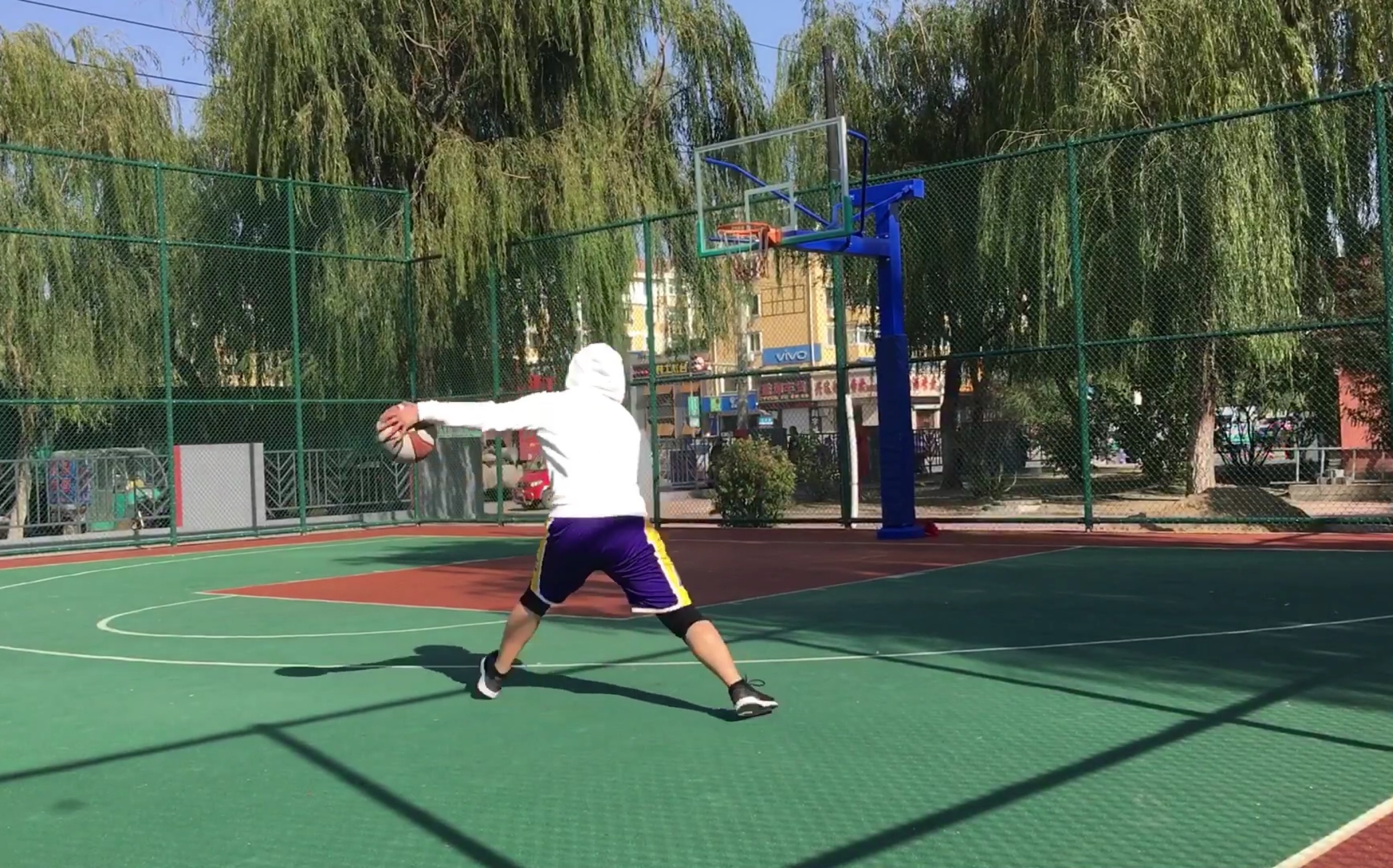 撤步投篮练习行进间胯下运球练习