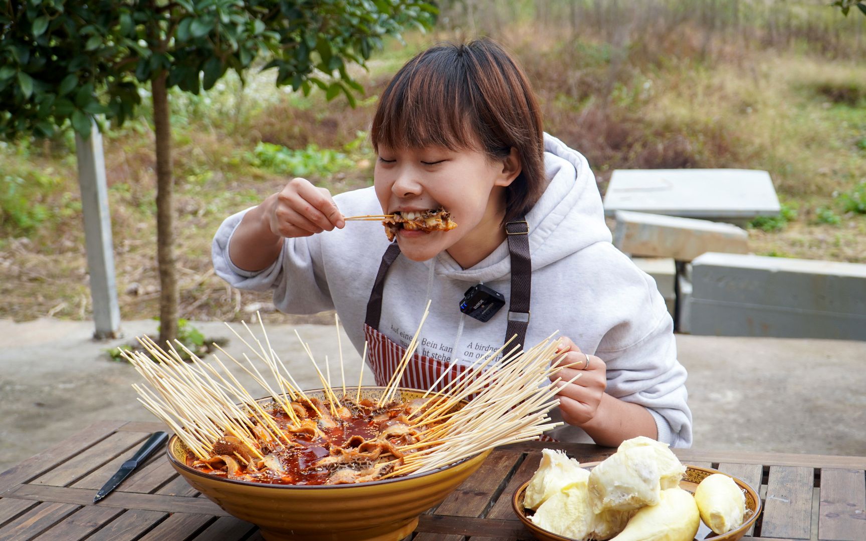 [图]秋妹花1000元整张牛肚，弄个红油毛肚吃，再来口猫山王榴莲，真爽