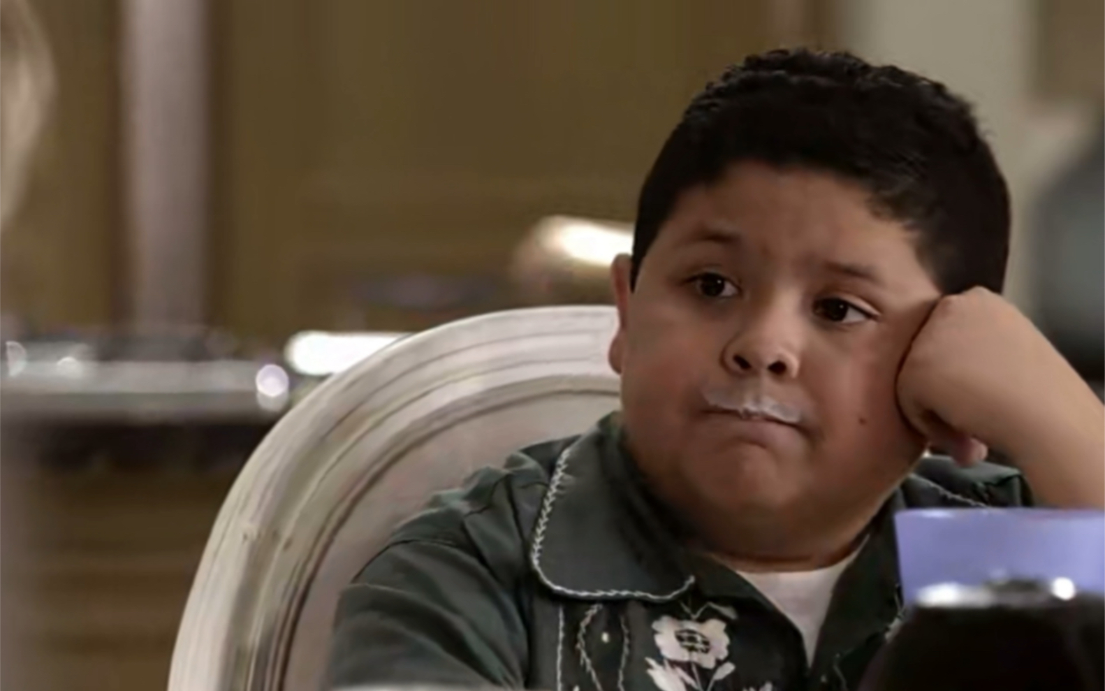 摩登家庭|曼尼假装成熟开导克莱尔,居然管用了.曼尼也太可爱了!