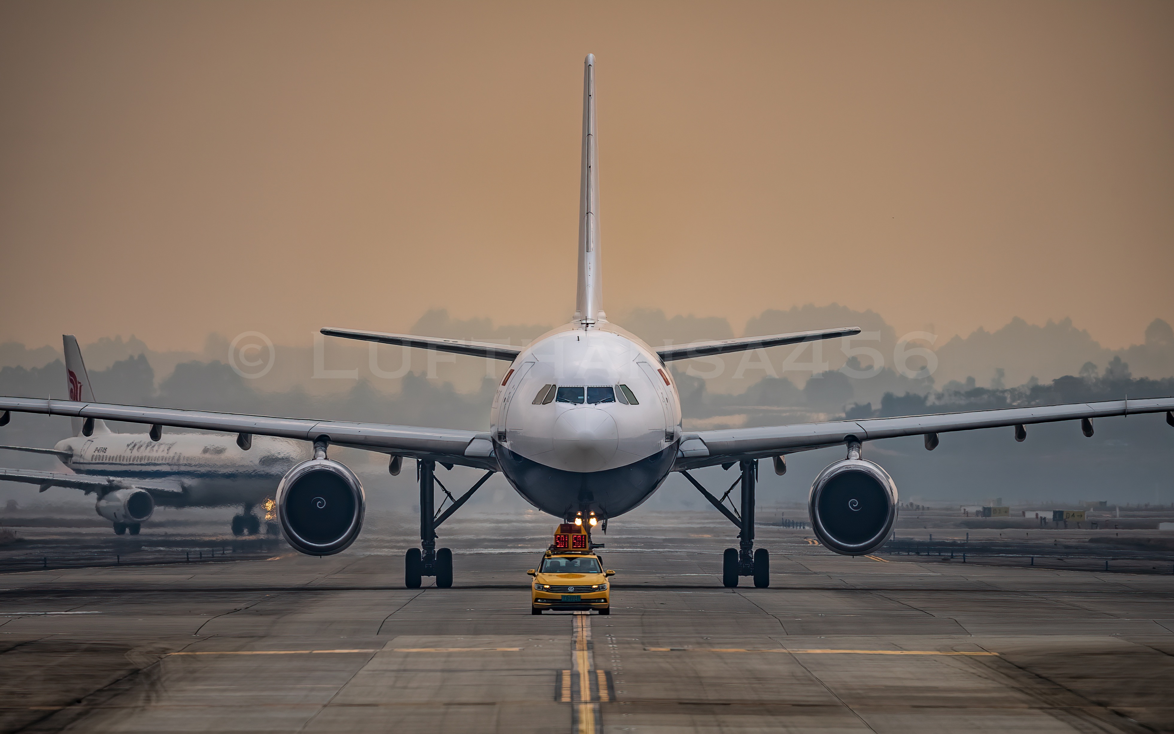 「4k60p」机龄39年的a300古董机降落成都!内含机组招手特写画面!