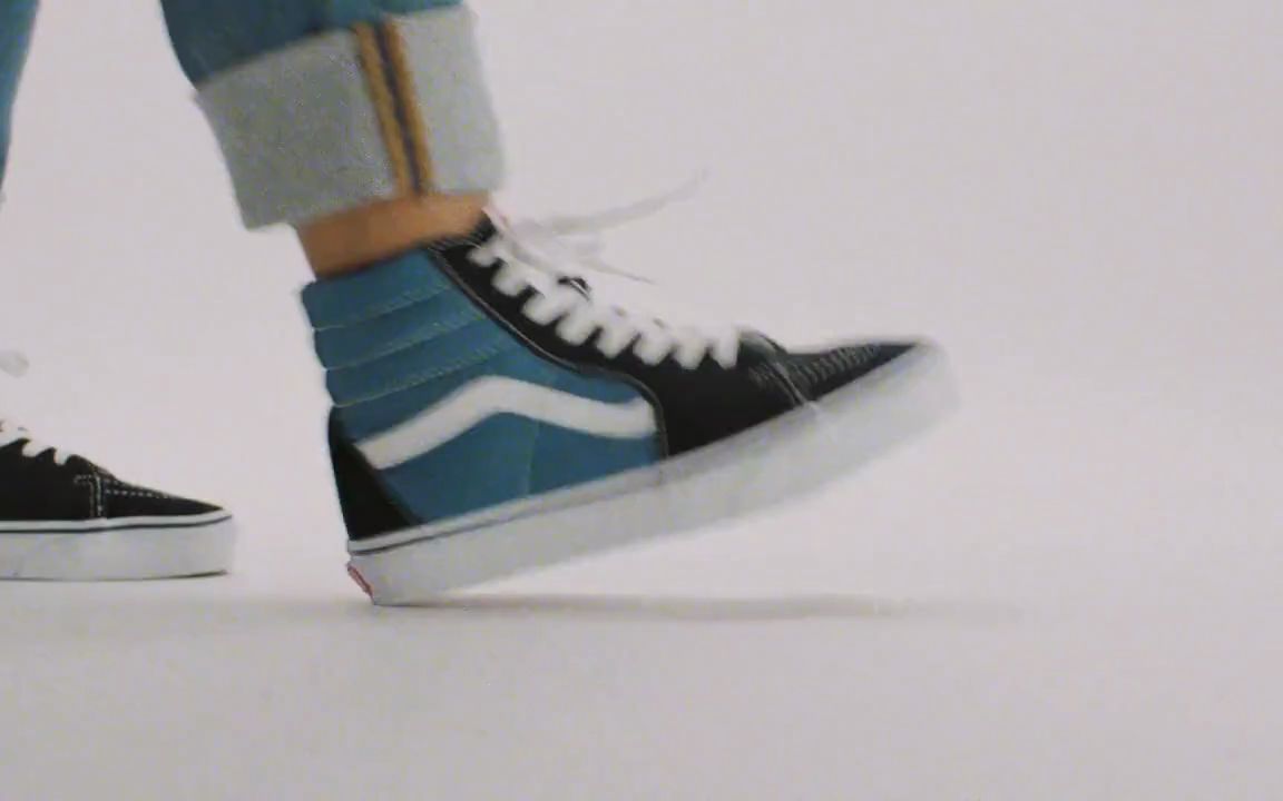 Vans | 1978 年,Sk8Hi 作为 Vans 第一个「高帮」概念推出,拥有可支撑脚踝的加垫鞋帮和加固鞋头的 Sk8Hi ,不仅受到了滑手与 BM哔哩哔哩bilibili