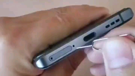 买了个新手机,要装手机卡,卡槽却怎么都打不开