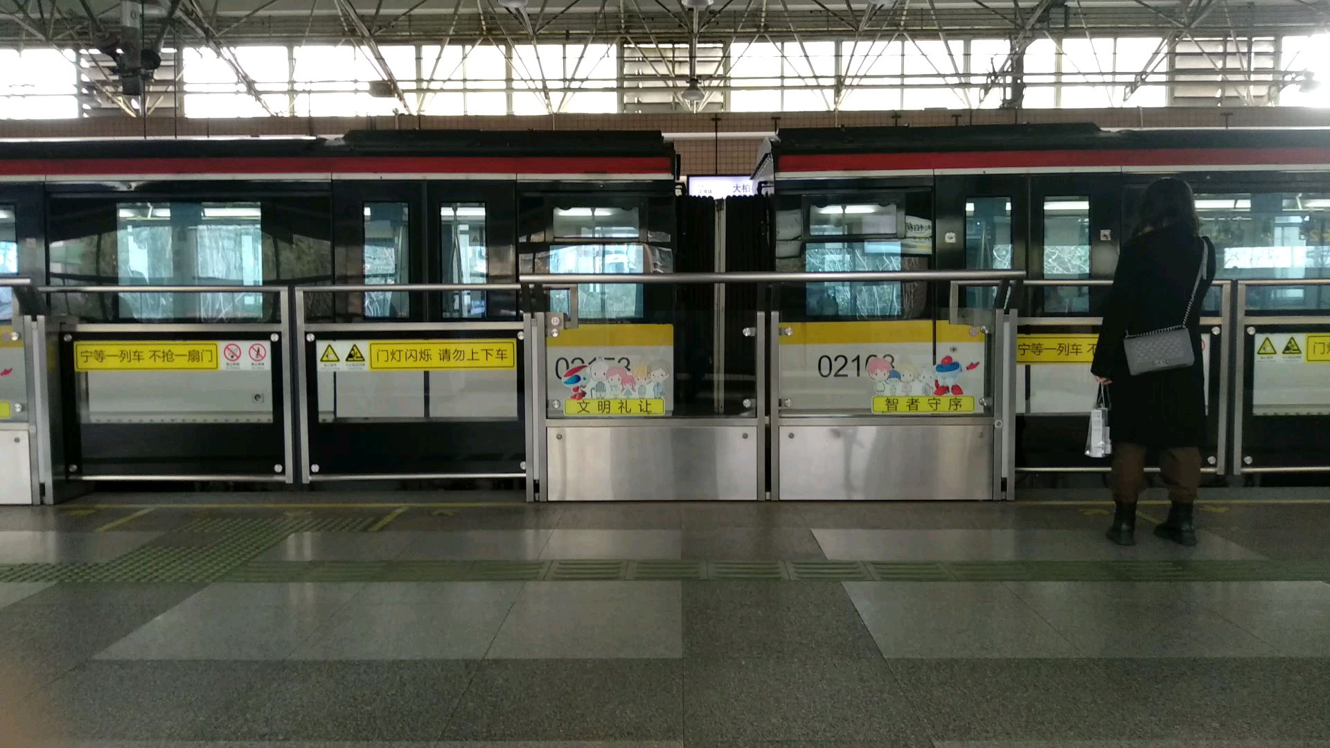 上海地铁3号线,大柏树站,列车出发,噪音比较大,耳机党要降低音量.