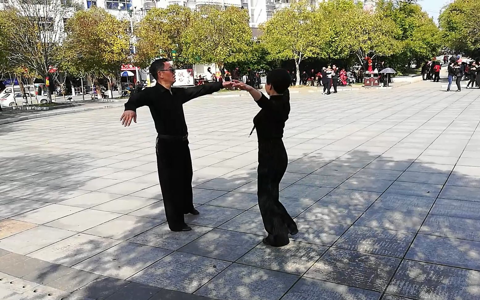 [图]交谊舞慢四，舞姿优美飘逸，音乐谢军《 山谷里的思念》