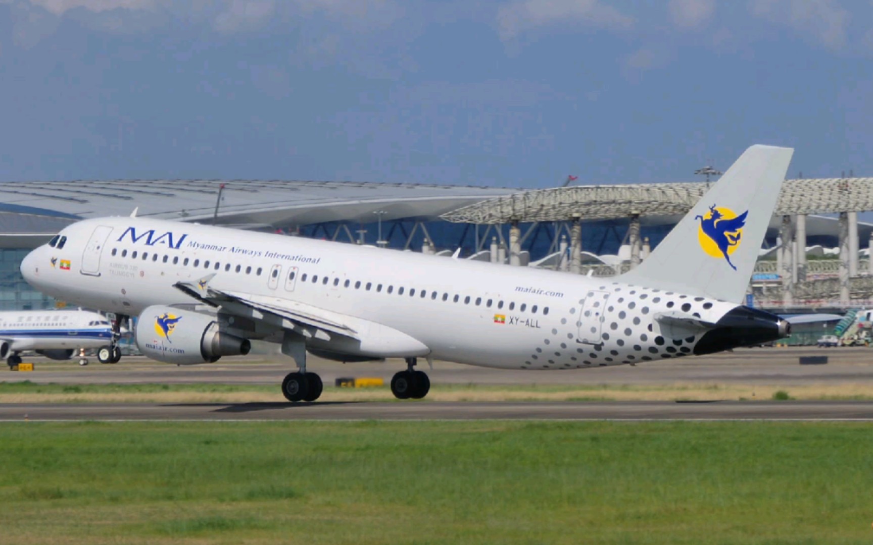 缅甸国际航空8m712(a320) 延误一小时35分钟起飞