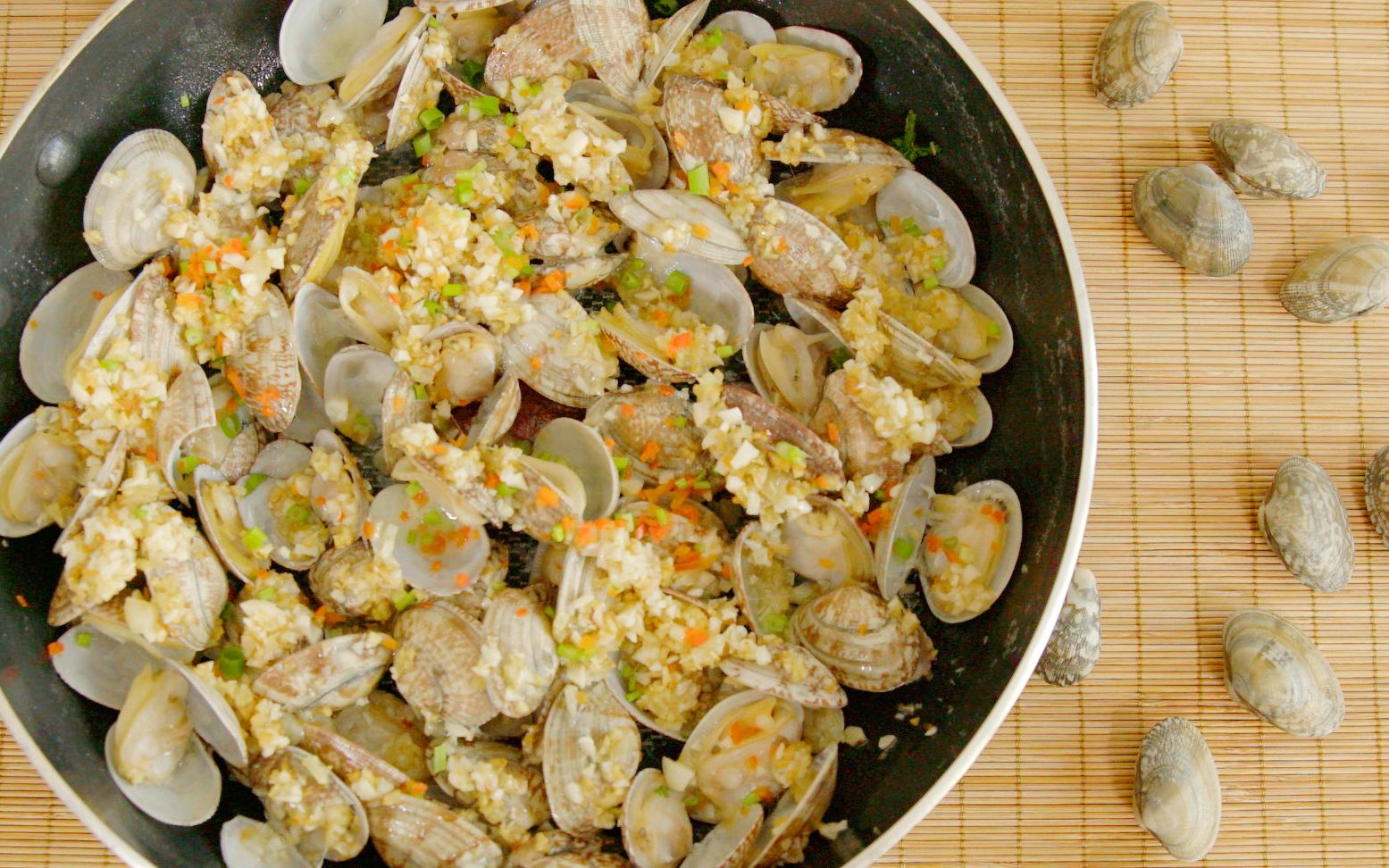 蒜香花蛤的独家做法,比烧烤摊上还够味,香气扑鼻回味无穷!