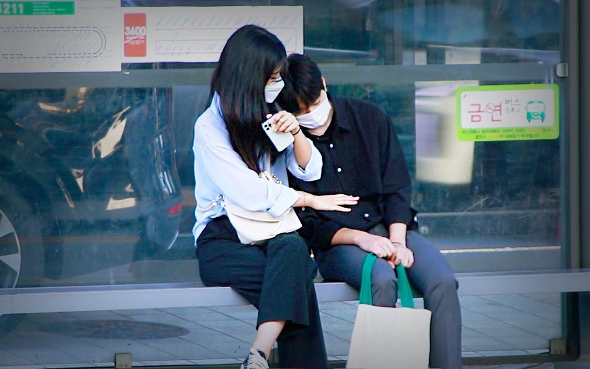 陌生小哥哥靠在女生肩膀上睡着,女生会作何反应?_哔哩哔哩_bilibili