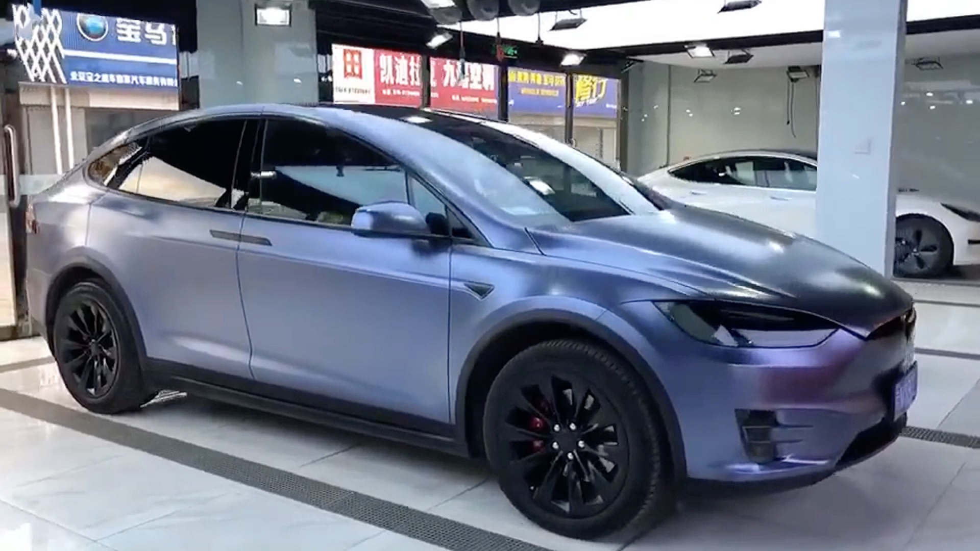 杭州特斯拉modelx漆面改色贴膜,车身电光风暴蓝改色膜,帅气整体效果