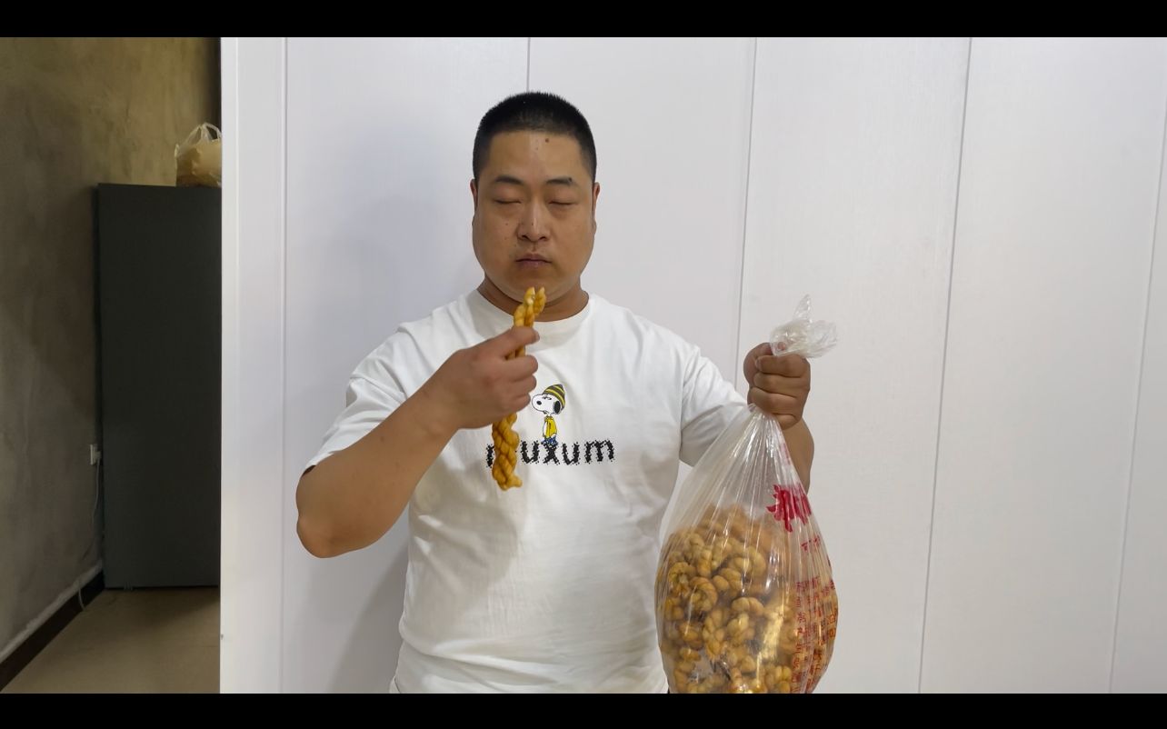 姜师串串店快开了,拿一袋软麻花去试菜,人太多吃一桶小面回去了