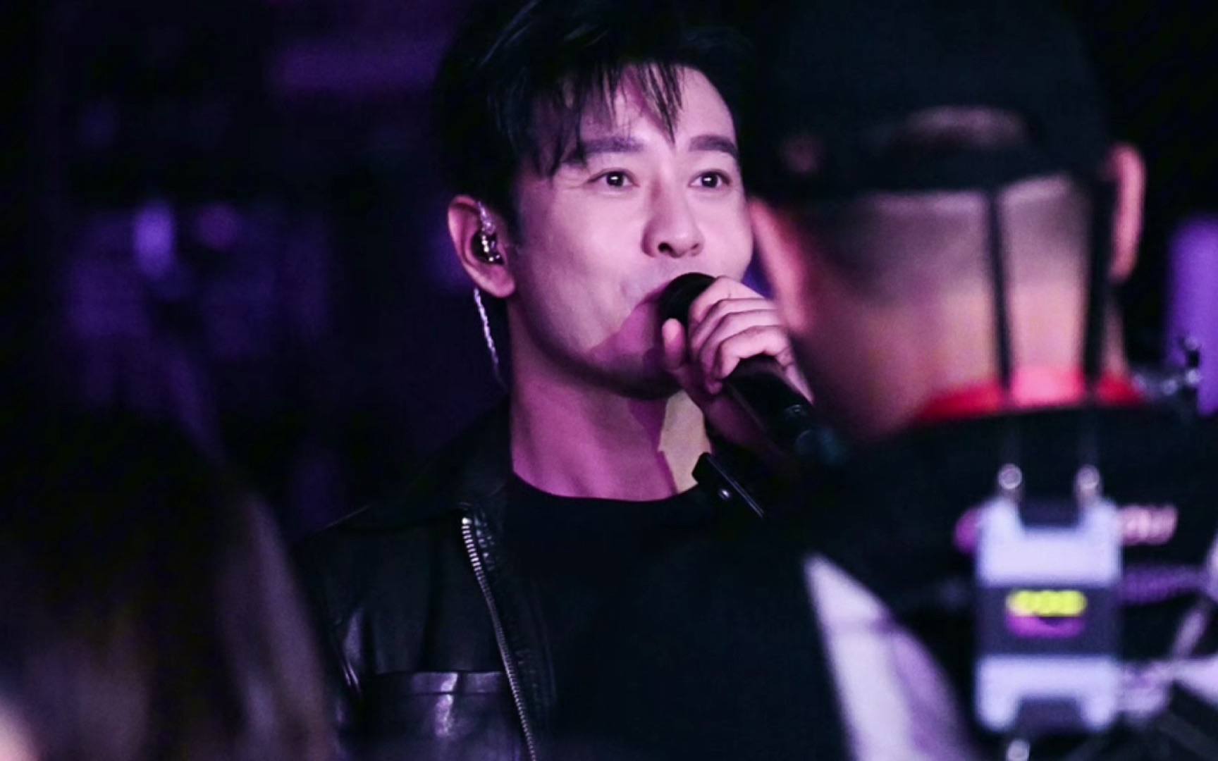 黄晓明现身周杰伦演唱会 二人合唱《明明就》
