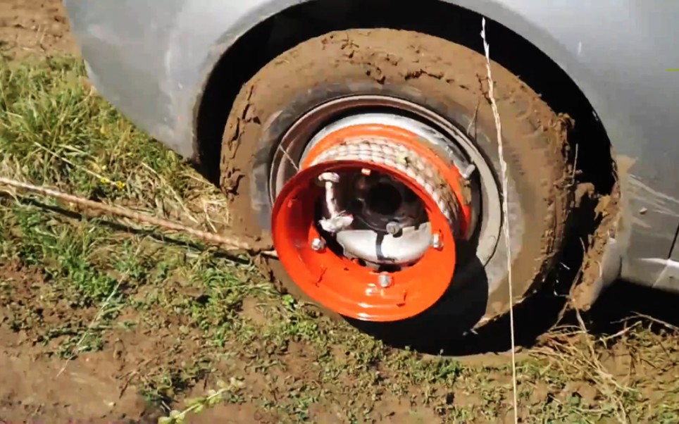 不可思议的脱困神器,将其安装在车上,自己就能爬出来