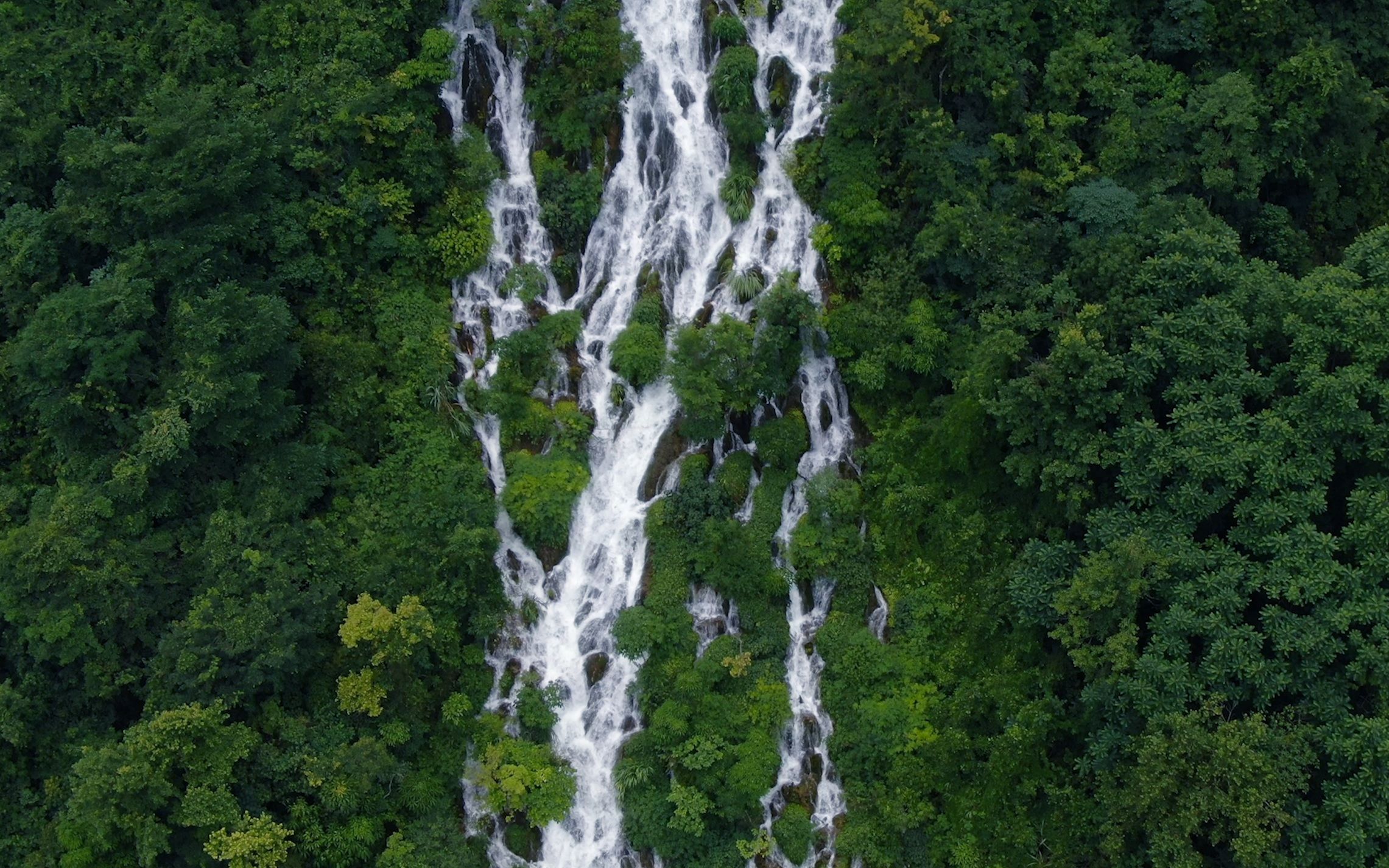 航拍小七孔瀑布(翠谷瀑布,68级跌水瀑布,卧龙潭瀑布)