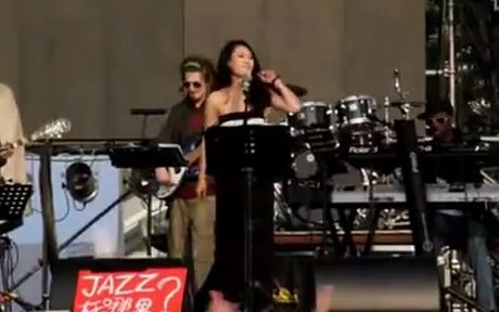 [图]【TIA RAY袁娅维】弯弯的月亮 -  at ShangHai Jazz Festival 2012爵士上海音乐节（Live）