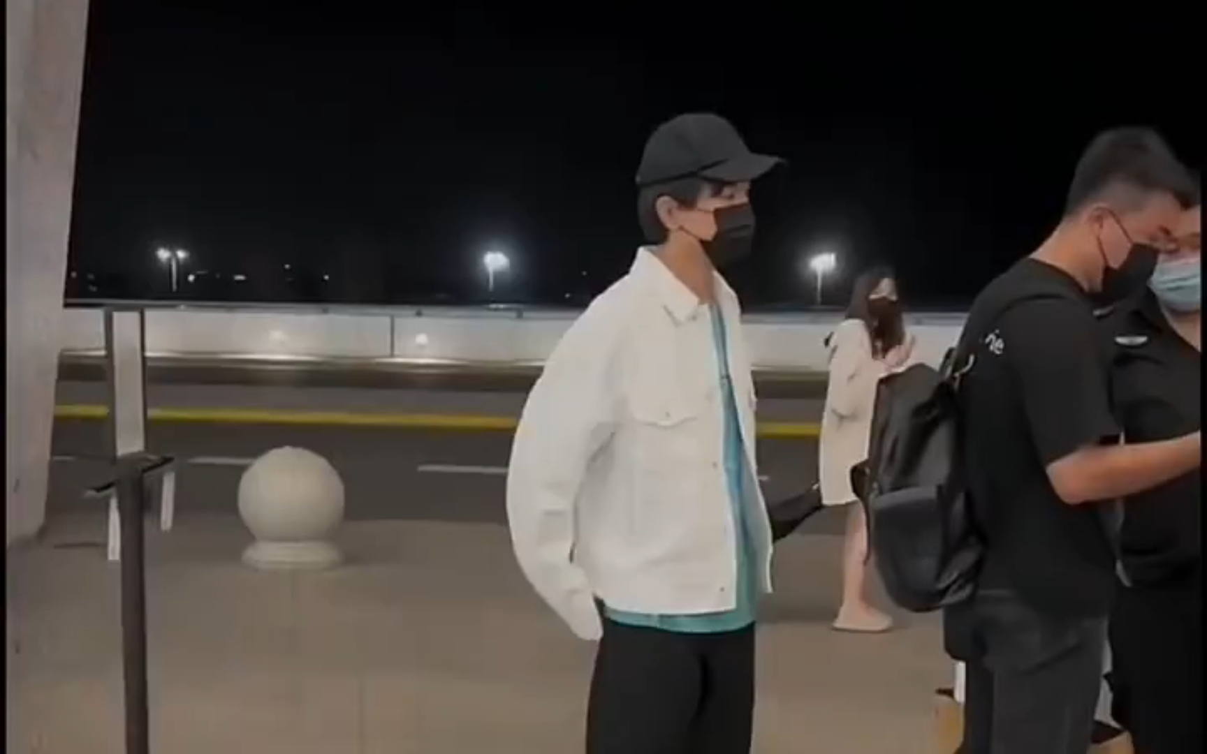 特殊时期,成毅的出行.口罩和一米间隔,健康码,行程码.视频来源见水印.