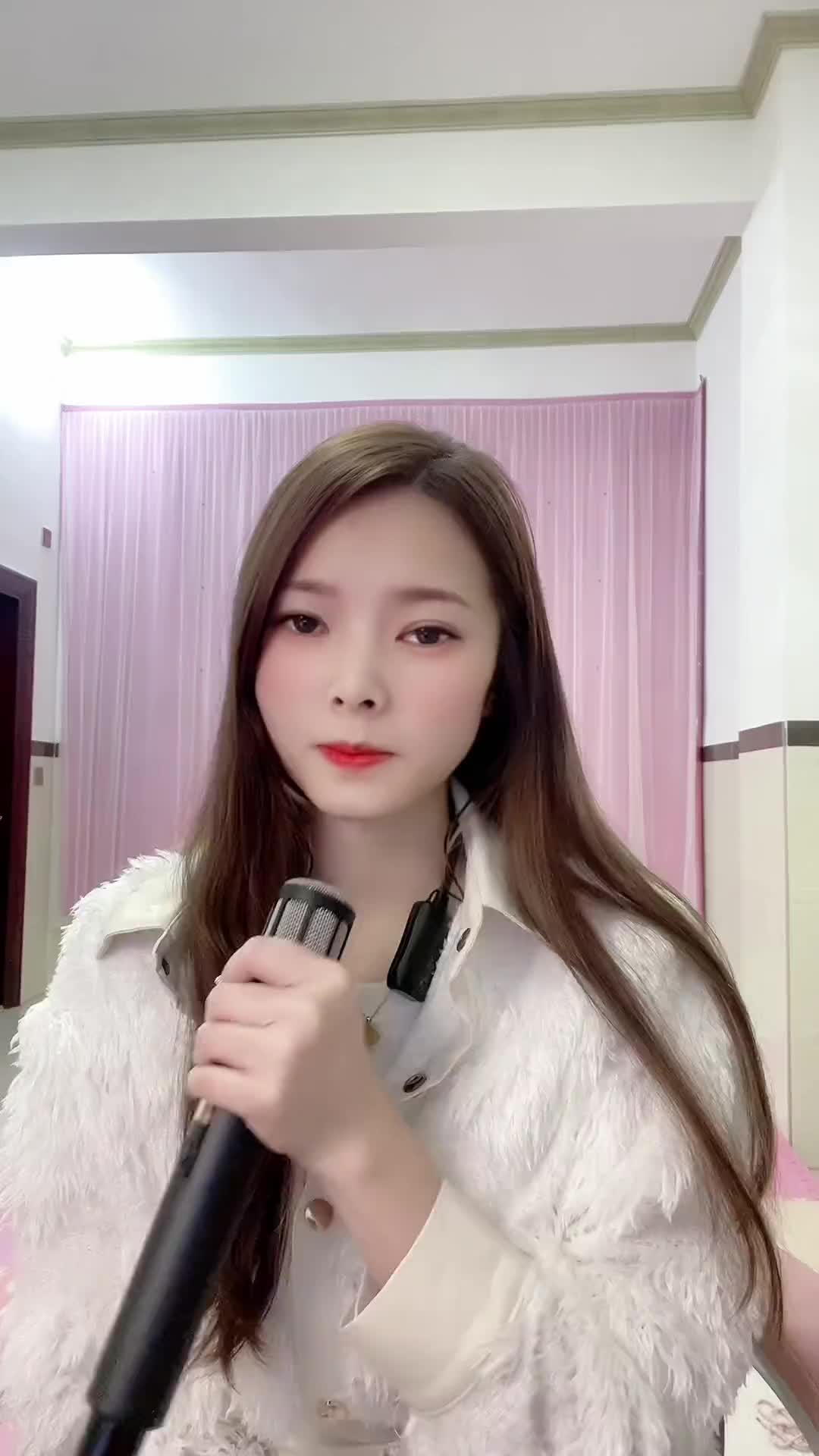 晚风吹人醒万事藏于心何以言何能言与谁言二姐朋友圈抖音热歌热门