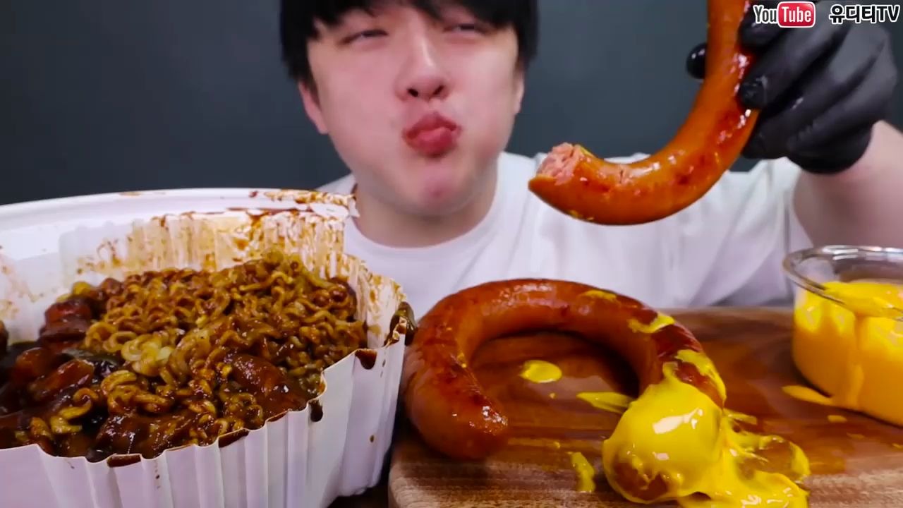 大口吃播韩国深渊巨口小哥大口吃香肠加泡面以及美式芥末冰可乐收尾