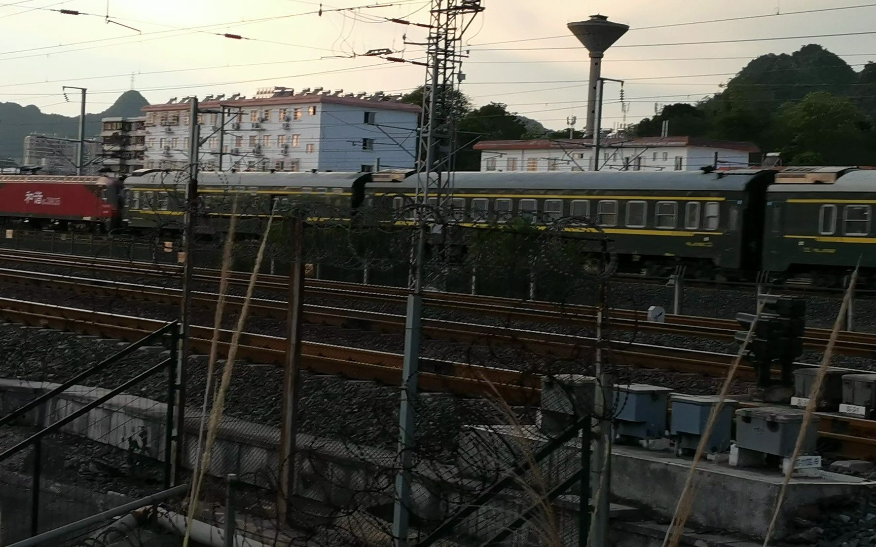 t381次列车因为早点临时停靠平果站