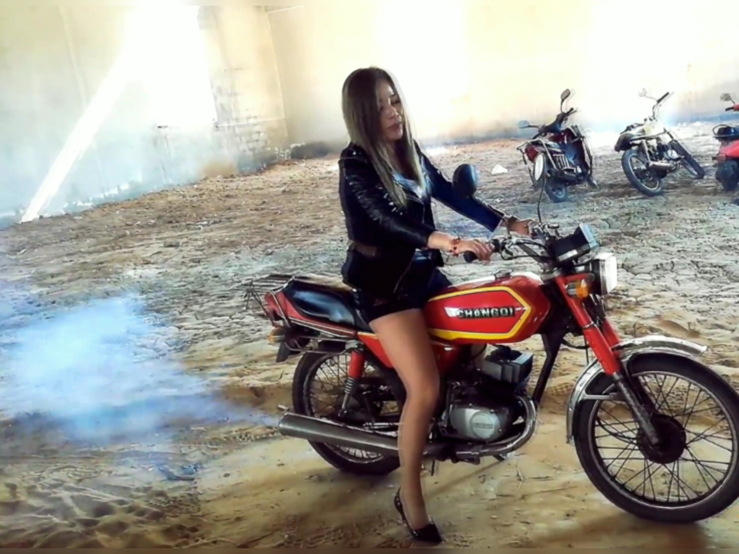 美女高跟鞋疯狂踩发轰油铃木摩托车冒烟了