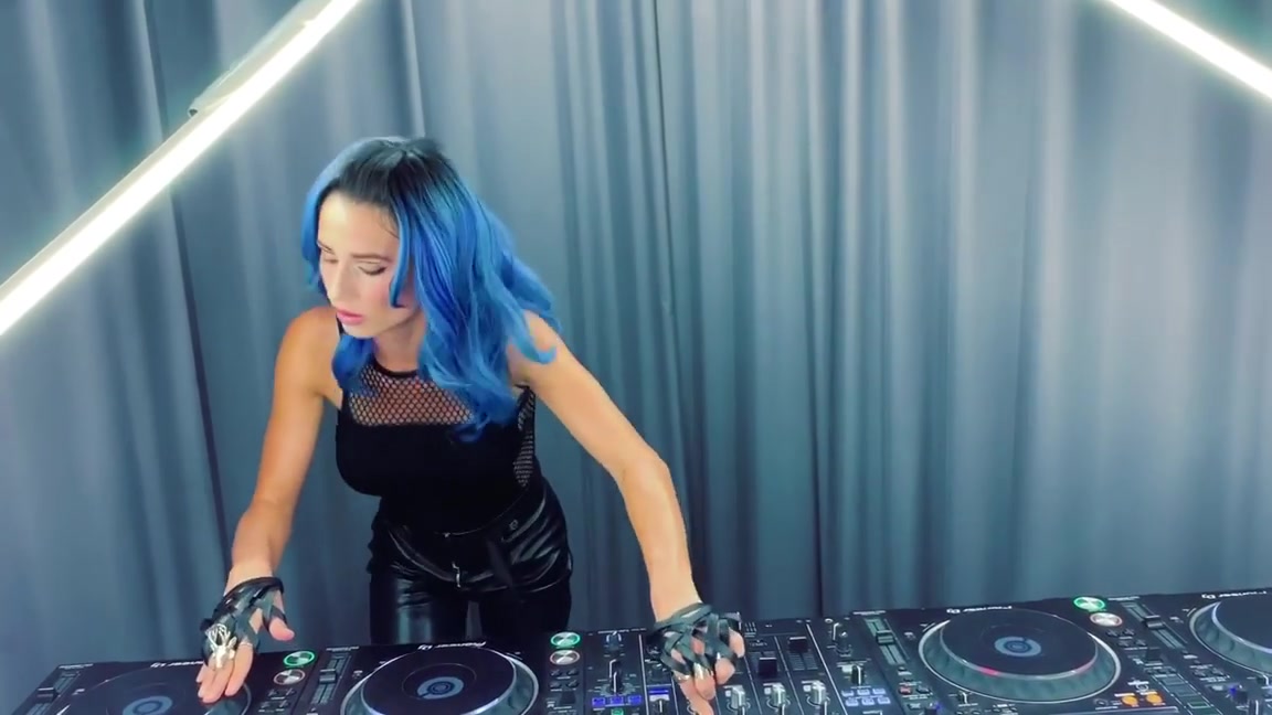 很多年前就已经在中国爆红的技术流女djjuicym的最新4cd打碟实录她不