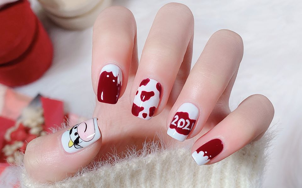 甜系草莓奶牛美甲款,牛年必备牛牛甲教程