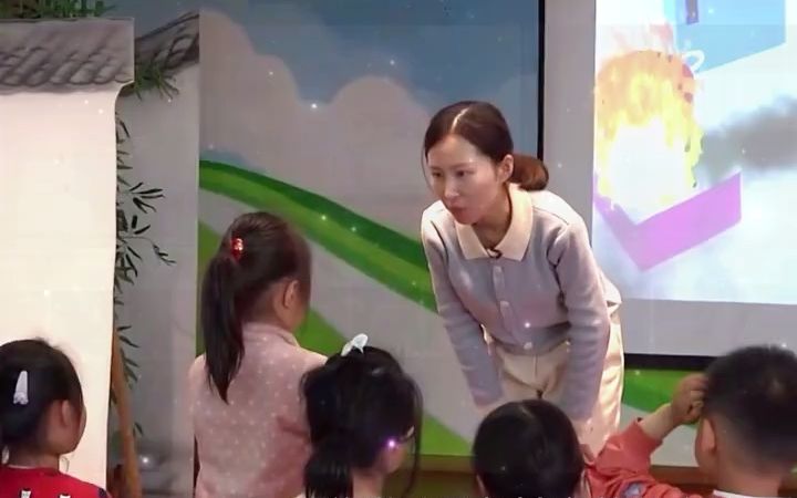 [图]幼儿园公开课小班社会《不能玩火》《幼儿园教育指导纲要》中明确指出：“幼儿园必须把保护幼儿的生命和促进幼儿的健康放在工作的首位。”然而对于火，小班幼儿缺乏相应的防