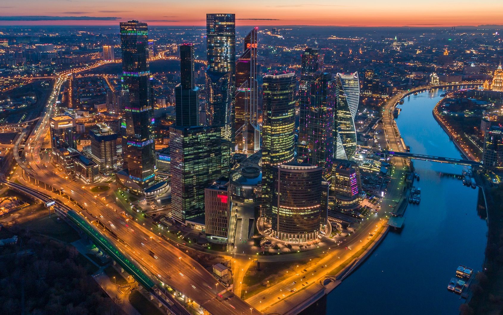 航拍莫斯卡城市夜景灯光4k