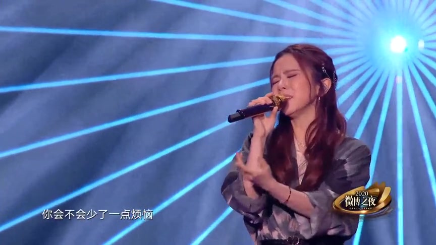 邓紫棋【微博之夜】坐着飙高音《句号》