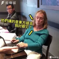 Descargar video: 白人女子当众种族歧视 正义感店员看不下去当场制止！